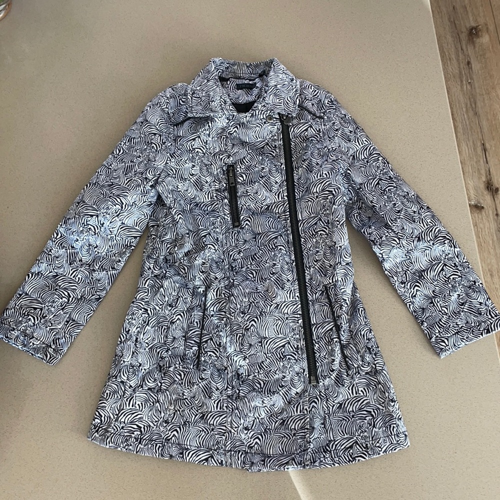Zebra trench coat girl size 6 (excellent conditions)